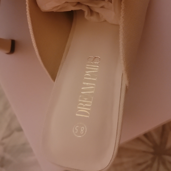 Beautiful cream colored mule low heel - Picture 3 of 3